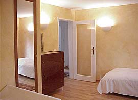 TV, Spiegel und Kommode im Zimmer