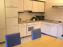 gran cocina con asientos está equipada con lavavajillas, nevera, microondas, horno eléctrico, calentador de agua y bajilla