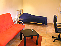 la habitación con sofá-cama y cama individual