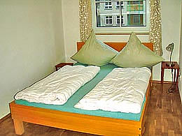 Doppelbett im separaten Schlafzimmer im Apartment nahe Nordufer Westhafen in der Lynarstr