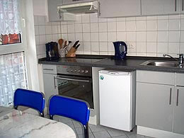 cocina completamente equipada y agradable baño