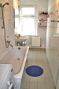 Badezimmer mit Wanne und Waschmaschiene in Berlin Mitte
