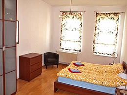 Schlafzimmer mit Doppelbett in Berlin Mitte