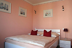 Doppelbett im Zimmer der Zimmervermietung in München