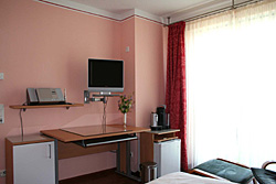 Schreibtisch und Fernseher in der Zimmervermietung in München