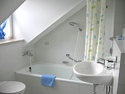 badkamer met van een bad
