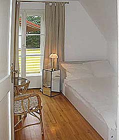 Schlafcouch und Kleiderschrank