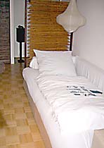 comfortable sofá-cama y armario en la habitación de Múnich Bogenhausen