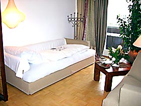 sicht auf das gemütliche sofabett und den balkon