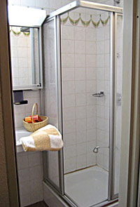 betegelde badkamer met douche