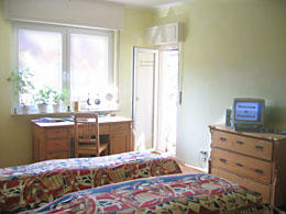 Гостевые комнаты с письменным столом и двухспальной кроватью  - Комната Франкфурте-на- Майн