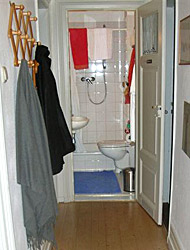 Blick ins Badezimmer mit Dusche