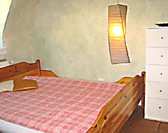 großes Bett im Schlafzimmer