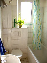 Das Bad mit Badewanne (hier nicht zu sehen) und Duschm&ouml;glichkeit