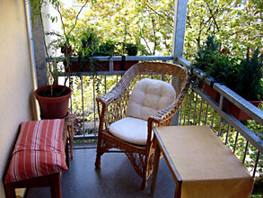 Der Balkon l&auml;dt zum Entspannen ein. 
