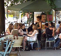 Eine der vielen Straßenkneipen nur wenige Fußminuten entfernt. 