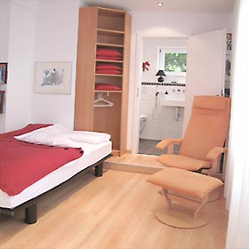 Rooms in Frankfurt Praunheim with private bath and reading chair