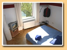 Das groe Doppelbett und Fernseher, Red Bedroom - Das Gstezimmer im citynahen Frankfurter Eastend