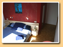 the large double bed, tv, red bedroom - guest room near the city in Frankfurt Eastend