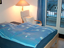 gro&szlig;es Doppelbett im Zimmer
