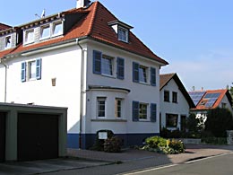 La chambre se trouve dans cette maison.