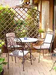 Terrasse mit Tisch und Stühlen